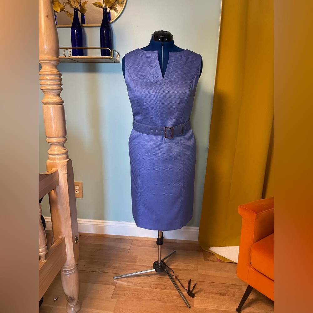 Short periwinkle sleeveless dress with belt